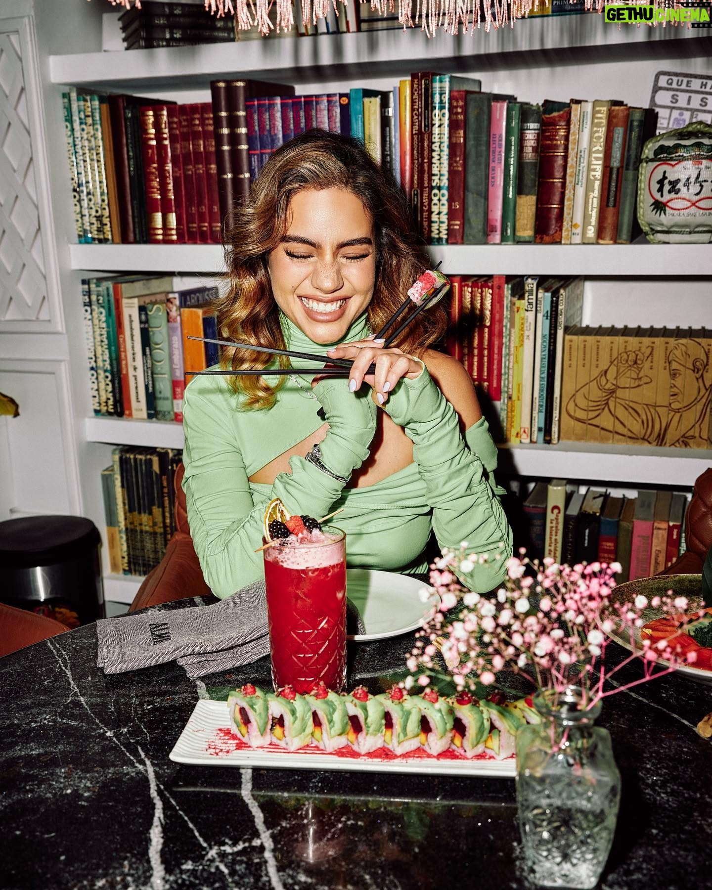 Ela Velden Instagram - Sigo sin creer lo hermosa que es esta portada, muchas gracias @cosmopolitanmx Directora editorial: @consalcocer Fotos: @dan_crosby2 Styling: @rodrigoaalcantara Asistente de moda: @meleliass Makeup: @arielpeimbert x @diorbeauty Pelo: @ernestovargas_hair Locación: @azia_mx @fiid_mx Entrevista: @joalferez Pr: @estachava