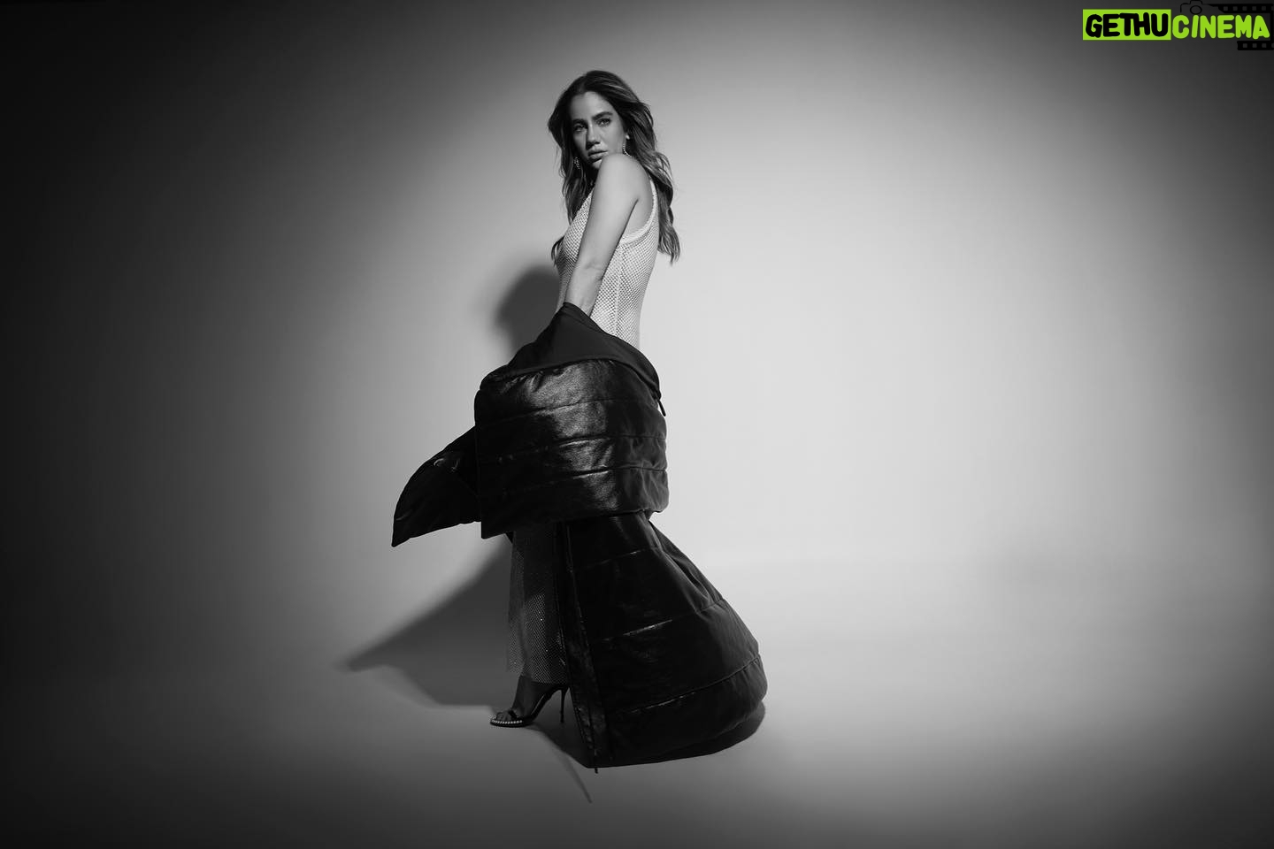 Ela Velden Instagram - Suena de fondo shadow de Ashlee Simpson