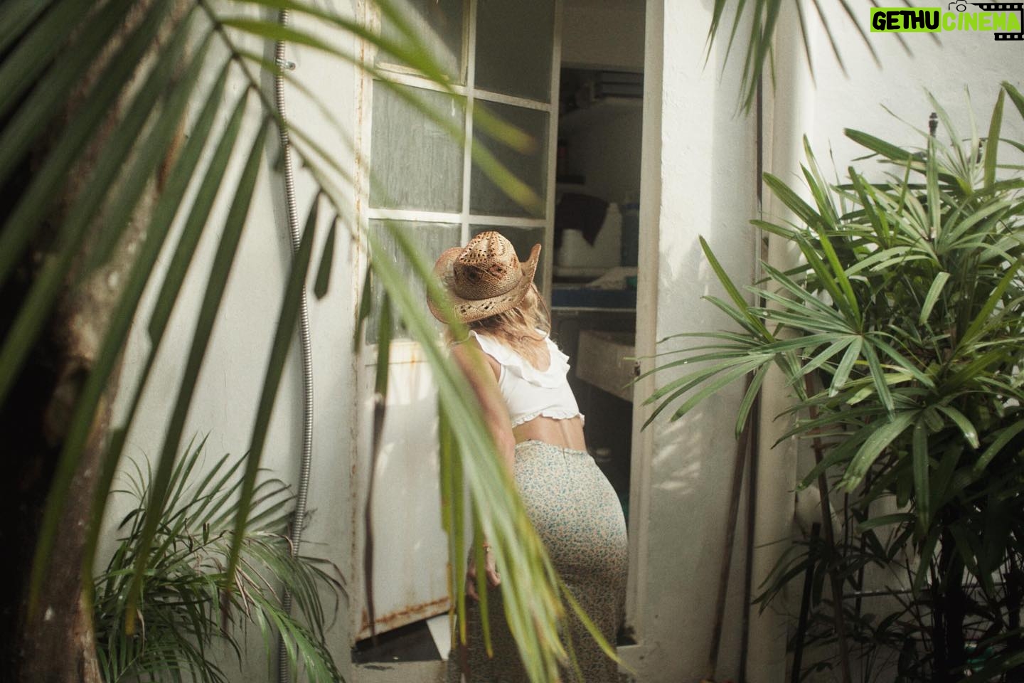Ela Velden Instagram - Mono Vaquero en una de mis casas favoritas en ixtapa @villalasparotas