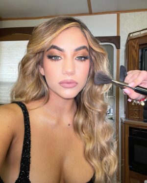 Ela Velden Instagram - Una noche increíble con @premiosjuventud , gracias @vix por esta invitación tan especial!!! 
Con este equipo bomba me quedo por siempre gracias @borjavoces @danilocarrerah @yayisvc 💓💓💓
Equipo y el mejor @joseinla 
Agencia @elmisreyes 
Makeup @clarissareyesbeauty 
Hair @celycisneros 
Style @irmastyle Dress @michaelcostello
Aretes @swarovski @sofyflorees