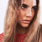 Ela Velden Instagram – Ela Velden se representa a sí misma por medio de las artes, una mujer que deja atrás cualquier estereotipo para expresarse en completa libertad tanto en su carrera como en su vida personal. De la mano de MAC Cosmetics la protagonista de Senda Prohibida nos cuenta en exclusiva el recorrido que ha tenido para encontrarse con su mejor versión. 
.
MAC Cosmetics X L’Beauté
.
Fotografía: @ferpineapple.jpg 
Realización y entrevista:  @begoarce 
Coordinación: @anasoberon
Estilismo: @andreamdz
Maquillaje: @karlyvega77 para MAC Cosmetics @maccosmetics_mex
Pelo: @ernestovargas_hair
Social Media: @_geminifairy
Pr: @aquilesrdp @getagencia