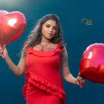 Elakkiya Instagram - மற்றவர்களை விமர்சிப்பதை விட்டுவிட்டு முதலில் உங்களை நீங்கள்.நேசியுங்கள் பிறகு தானாக மற்றவரகள் மீது அன்பு கூடும்.❤️ அனைவருக்கும் காதலர் தின நல்வாழ்த்துக்கள். Pc @oho_studios Mua&hair @chennai_makeover_usha_balaji Jewals @chennai_jazz Location @hangoutecrofficial @thehangoutecr