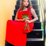 Elakkiya Instagram - Love is an element. Like air to breathe, earth to stand on.❤️‍🩹 Pc @oho_studios Hair&mua @chennai_makeover_usha_balaji Jewals @chennai_jazz Location @hangoutecrofficial @thehangoutecr Doli Doli Doli Doli Doli Doli Doliyyy….❤️‍🩹🌹