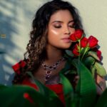 Elakkiya Instagram - Love is an element. Like air to breathe, earth to stand on.❤️‍🩹 Pc @oho_studios Hair&mua @chennai_makeover_usha_balaji Jewals @chennai_jazz Location @hangoutecrofficial @thehangoutecr Doli Doli Doli Doli Doli Doli Doliyyy….❤️‍🩹🌹