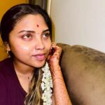 Elakkiya Instagram - என்ன காயம் ஆன போதும் என் மேனி தாங்கி கொள்ளும் உந்தன் மேனி தாங்காது செந்தேனே…..❤️ #elakkiya#selfie#goodvibes#newlife#love
