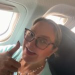 Elba Escobar Instagram - Ya en camino al amor 🧡 voy repartiendo apurruños bailaditos, besos y bendiciones. Pido la Luz para este proyecto para los reencuentros con la familia, los amigos, los amores y la profesión que tanto amamos. Amén! @hispanomedio @venevision #DRAMATICAS
