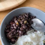 Elba Escobar Instagram - Caraotas y arroz! No se si a los frijoles negros, los llaman caraotas en otra parte, ni siquiera sé, de donde viene la palabra, pero que ricas son! Mi abuelita decía que son un pastel! 😂🤣😅😅😂🤣😂😂🤣Que graciosos los comentarios, ya le puse aguacate!