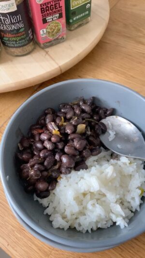 Elba Escobar Instagram - Caraotas y arroz! No se si a los frijoles negros, los llaman caraotas en otra parte, ni siquiera sé, de donde viene la palabra, pero que ricas son! Mi abuelita decía que son un pastel! 😂🤣😅😅😂🤣😂😂🤣Que graciosos los comentarios, ya le puse aguacate!