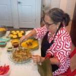 Elba Escobar Instagram – Hallacas con Elba y Nora.
Hoy hago nuestras hallacas sin cerdo.
Junto a
@elbaescobar 
@norahgarcia.art 
Así que si quieres tú hallaca en Miami-Dade escríbeme por mensaje directo y te las hacemos.