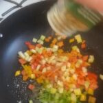 Elba Escobar Instagram - Pasta de Calabacín. Cebollin/ Aji dulce/ Celery/ picadito cantidad al gusto. Hojas de Kale , champiñones y espárragos, picaditos cantidad al@gusto. Aceite de oliva, sal, pimienta y orégano al gusto. Calabacín el forma de espaguetis y al final si quieres un toque asiático, salsa de Soya y Teriyaki