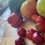 Elba Escobar Instagram - Estas cerecita de monte , en Oriente en Venezuela le dicen Semeruco, aquí en Puerto Rico es Acerola. En mi casa de Los Rosales en Caracas, teniamos una mata en el patio de atrás, me trae recuerdos de la época adolescente, Estas me las mandó mi vecino Erick , él tan generoso, mandó tomates, pimentones, parchita y Acerola . Gracias Dios por las bendiciones de la tierra y por los queridos vecinos . Dios nos cuida