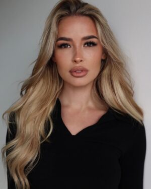 Elena Kamperi Instagram - New headshots🖤