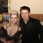 Elena Lenina Instagram - Все дамы ждут, когда же Тимурушка женится)) Но я бы на его месте не теряла свободы)) Свободному мужчине больше прощается, даже если он ловелас. А вот женатого жена бы зарезала за похождения(( Так зачем же рисковать жизнью? Свободный мужчина также не рискует, как женатый, потерять половину, а то и больше, своей собственности после развода. Так зачем же ему жениться?! Держись, @timurbatrutdinov ❤️
