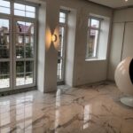 Elena Lenina Instagram – Раз в месяц надо делать генеральную уборку. А также, после пожара, наводнения, арендаторов, гостей или ремонта. Я вот сделала перед тем, как сдать или продать мой дом на Новой Риге (если что, пишите в Директ). Но сделала не сама, а пригласила клининговую компанию. В любом деле есть хорошие профессионалы. Те, кому можно доверять. Я рада, что нашла себе таких! Спасибо @himchistka_doclean ❤️ Отлично отмыли все окна и почистили всю мебель! И огромная благодарность их очень эффективному директору Анатолию Юсупову @yusupov.tolya ❤️ Он, между прочим, ещё и очень круто поет, в свободное от менеджмента время) Смело ему доверяйте в Москве и Московской области свои дома, квартиры и мебель!