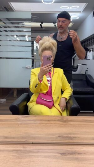Elena Lenina Instagram - Ура! Я в Москве! Звоните, пишите! Пойдём сниматься, обедать или пить кофе! @lenaleninaofficial @shkarpetin_studio