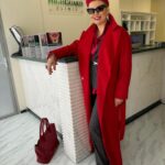 Elena Lenina Instagram - Как ни приеду на какой-нибудь стоматологический чекап к Сергею Владимировичу в клинику, так обязательно наткнусь на симпатичных миллионеров. В следующий раз наряжусь не по-деловому, раз тут такой малинник)) Подружкам рекомендую сюда заглядывать)) Тем более, что я выбила для них (фолловеры же тоже подружки?😉) по 5 тысяч рублей бонусов и небольшую скидочку! Пишите/звоните в WhatsApp девчонкам-администраторам ( 7 929 668-15-99), говорите, что вы от меня, и вам начислят 5000 на бонусный баланс. Но наряжайтесь! А то никогда не знаешь, где рискуешь замуж выйти))) @hgclinic #стоматология #профилактикакариеса