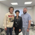 Elena Lenina Instagram - Почему мужики так сильно боятся уколов, врачей и стоматологов? Приехала в больницу к другу @shalyapin_official поддержать его за ручку, чтобы не боялся))) Кстати, очень симпатичная клиника оказалась, и доктор классный @dzutsevdental, а пациент отлично перенёс все невзгоды))) Ура! #стоматология #центрстоматологиидокторадзуцева #прохоршаляпин #леналенина #доктордзуцев