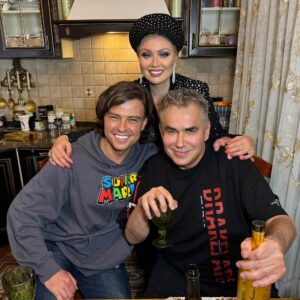 Elena Lenina Instagram - Нахохотались вчера с @shalyapin_official в гостях у любимого @stas.sadalskiy )) А у него всегда весело))) #леналенина #прохоршаляпин #стассадальский