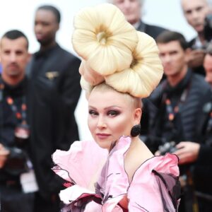 Elena Lenina Instagram - Пока я сожалею об отъезде из Канн и обо всех  отрезанных (ранее специально к Каннам наращенных) волосах, давайте теперь, без привязки к платьям, выберем лучшую прическу Каннского фестиваля 2024 и еще рукоплескнем чемпиону Армении и Европы по парикмахерскому искусству @sedrak78 )))
Итак, какая прическа Вам понравилась больше: 1, 2, 3 или 4? #леналенина #прически #каннскийфестиваль  #elenalenina #coiffure #festivaldecannes