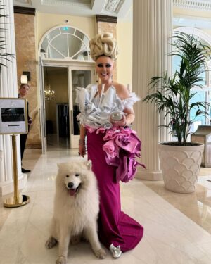 Elena Lenina Instagram - Моя Леопольда принарядилась к выходу на дорожку))) Шубку надела))) А я иду в балетках и с собой несу туфли на шпильках))) #леналенина #каннскийфестиваль #elenalenina #festivaldecannes #coiffure @lenaleninaofficial @nikashabashova_official @sedrak78