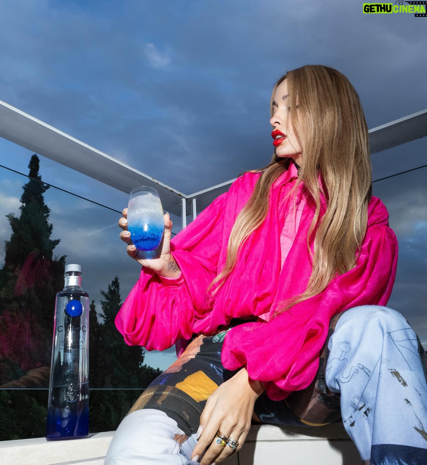 Eleni Foureira Instagram - Let’s celebrate with @cirocvodka! Cheers! #celebratewithciroc #celebratewitheleni #ciroc #cirocvodka #ad #enjoyresponsibly #pleasedonotforwardtominors @cirocvodka