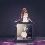 Eleni Foureira Instagram - Δεν έχω λόγια να περιγράψω τη χαρά μου. Νομίζω πως ακόμα τρέμω ή ονειρεύομαι ... Όταν ξεκινούσα πριν χρόνια την πορεία μου, δεν περνούσε καν από το μυαλό μου ότι θα καταφέρω να κατακτήσω έναν διαμαντένιο δίσκο. Αυτό φυσικά δεν θα γινόταν χωρίς εσάς όλους που με αγαπάτε και με στηρίζετε σε όλα μου τα βήματα και σας ευχαριστώ μέσα από τα βάθη της καρδιάς μου. Σας υπόσχομαι πως θα συνεχίσω να δουλεύω σκληρά για να μην σας απογοητεύσω και να καταφέρουμε μαζί να κατακτήσουμε ακόμα περισσότερες επιτυχίες. Και μην ξεχνάτε πως αυτό που ονειρεύεστε ακόμα και εάν δεν το πιστεύετε μπορεί να γίνει πραγματικότητα. Σας αγαπάω πολύ.🩷 ένα μεγάλο ευχαριστώ στον @simsirikisv έναν άνθρωπο που είναι πάντα δίπλα μου διακριτικά με υπομονή και κάνει την πιο σημαντική δουλειά στην καριέρα μου 🙏🏽 ένα τεράστιο ευχάριστω στην @nefelim.th για την Καλλιτεχνική Επιμέλεια αυτού του δίσκου ένα μεγάλο ευχαριστώ στους @panik_entertainment_group @g_arsenakos @liapap και στην αγαπημένη μου @cirocvodka που είναι πάντα δίπλα μου