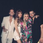 Eleni Foureira Instagram - Δεν έχω λόγια να περιγράψω τη χαρά μου. Νομίζω πως ακόμα τρέμω ή ονειρεύομαι ... Όταν ξεκινούσα πριν χρόνια την πορεία μου, δεν περνούσε καν από το μυαλό μου ότι θα καταφέρω να κατακτήσω έναν διαμαντένιο δίσκο. Αυτό φυσικά δεν θα γινόταν χωρίς εσάς όλους που με αγαπάτε και με στηρίζετε σε όλα μου τα βήματα και σας ευχαριστώ μέσα από τα βάθη της καρδιάς μου. Σας υπόσχομαι πως θα συνεχίσω να δουλεύω σκληρά για να μην σας απογοητεύσω και να καταφέρουμε μαζί να κατακτήσουμε ακόμα περισσότερες επιτυχίες. Και μην ξεχνάτε πως αυτό που ονειρεύεστε ακόμα και εάν δεν το πιστεύετε μπορεί να γίνει πραγματικότητα. Σας αγαπάω πολύ.🩷 ένα μεγάλο ευχαριστώ στον @simsirikisv έναν άνθρωπο που είναι πάντα δίπλα μου διακριτικά με υπομονή και κάνει την πιο σημαντική δουλειά στην καριέρα μου 🙏🏽 ένα τεράστιο ευχάριστω στην @nefelim.th για την Καλλιτεχνική Επιμέλεια αυτού του δίσκου ένα μεγάλο ευχαριστώ στους @panik_entertainment_group @g_arsenakos @liapap και στην αγαπημένη μου @cirocvodka που είναι πάντα δίπλα μου