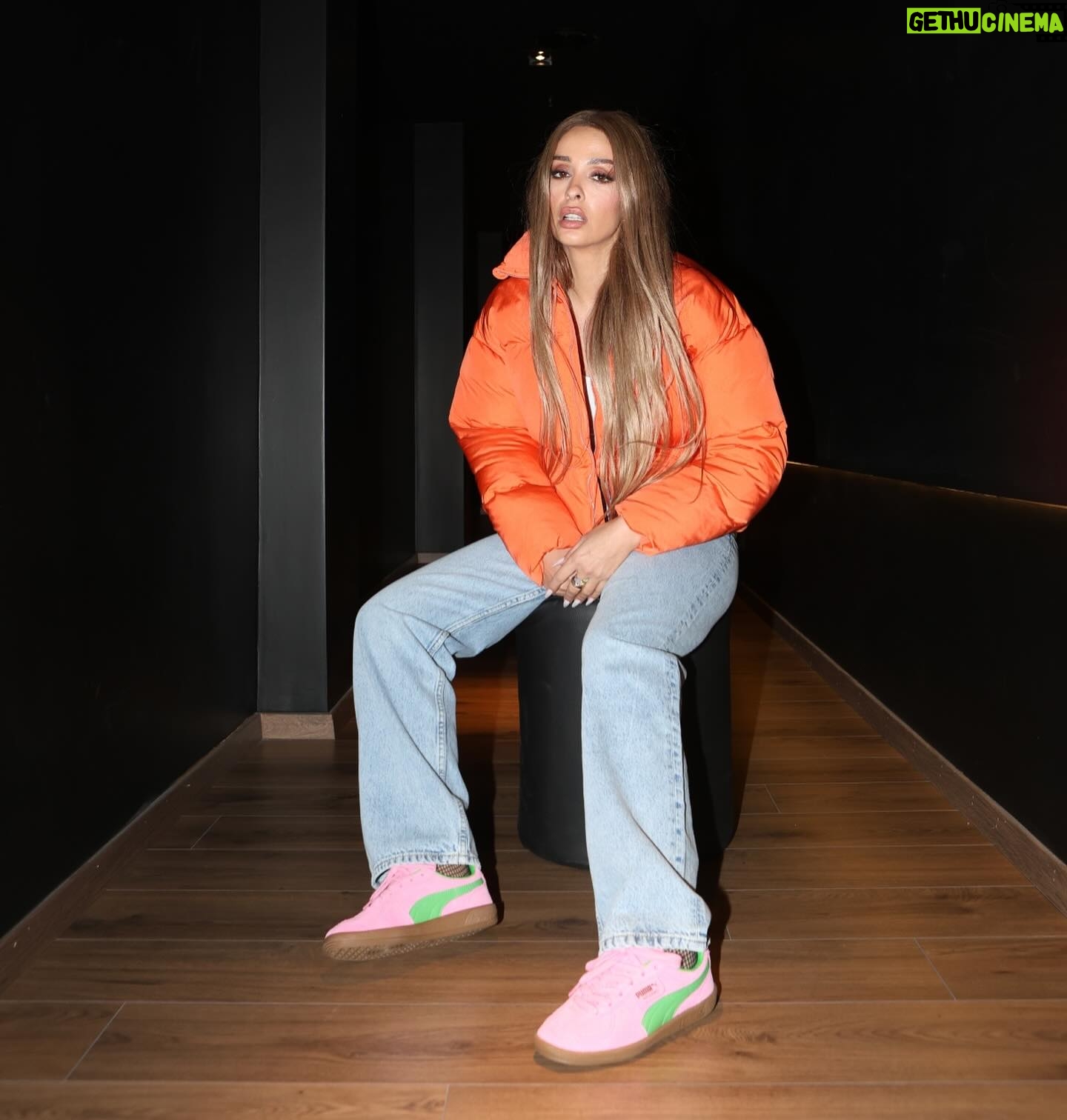 Eleni Foureira Instagram - Forever Palermo in pink @sportswind_gr @puma @pumasportstyle @puma #PumaGreece