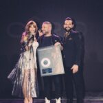 Eleni Foureira Instagram - Δεν έχω λόγια να περιγράψω τη χαρά μου. Νομίζω πως ακόμα τρέμω ή ονειρεύομαι ... Όταν ξεκινούσα πριν χρόνια την πορεία μου, δεν περνούσε καν από το μυαλό μου ότι θα καταφέρω να κατακτήσω έναν διαμαντένιο δίσκο. Αυτό φυσικά δεν θα γινόταν χωρίς εσάς όλους που με αγαπάτε και με στηρίζετε σε όλα μου τα βήματα και σας ευχαριστώ μέσα από τα βάθη της καρδιάς μου. Σας υπόσχομαι πως θα συνεχίσω να δουλεύω σκληρά για να μην σας απογοητεύσω και να καταφέρουμε μαζί να κατακτήσουμε ακόμα περισσότερες επιτυχίες. Και μην ξεχνάτε πως αυτό που ονειρεύεστε ακόμα και εάν δεν το πιστεύετε μπορεί να γίνει πραγματικότητα. Σας αγαπάω πολύ.🩷 ένα μεγάλο ευχαριστώ στον @simsirikisv έναν άνθρωπο που είναι πάντα δίπλα μου διακριτικά με υπομονή και κάνει την πιο σημαντική δουλειά στην καριέρα μου 🙏🏽 ένα τεράστιο ευχάριστω στην @nefelim.th για την Καλλιτεχνική Επιμέλεια αυτού του δίσκου ένα μεγάλο ευχαριστώ στους @panik_entertainment_group @g_arsenakos @liapap και στην αγαπημένη μου @cirocvodka που είναι πάντα δίπλα μου