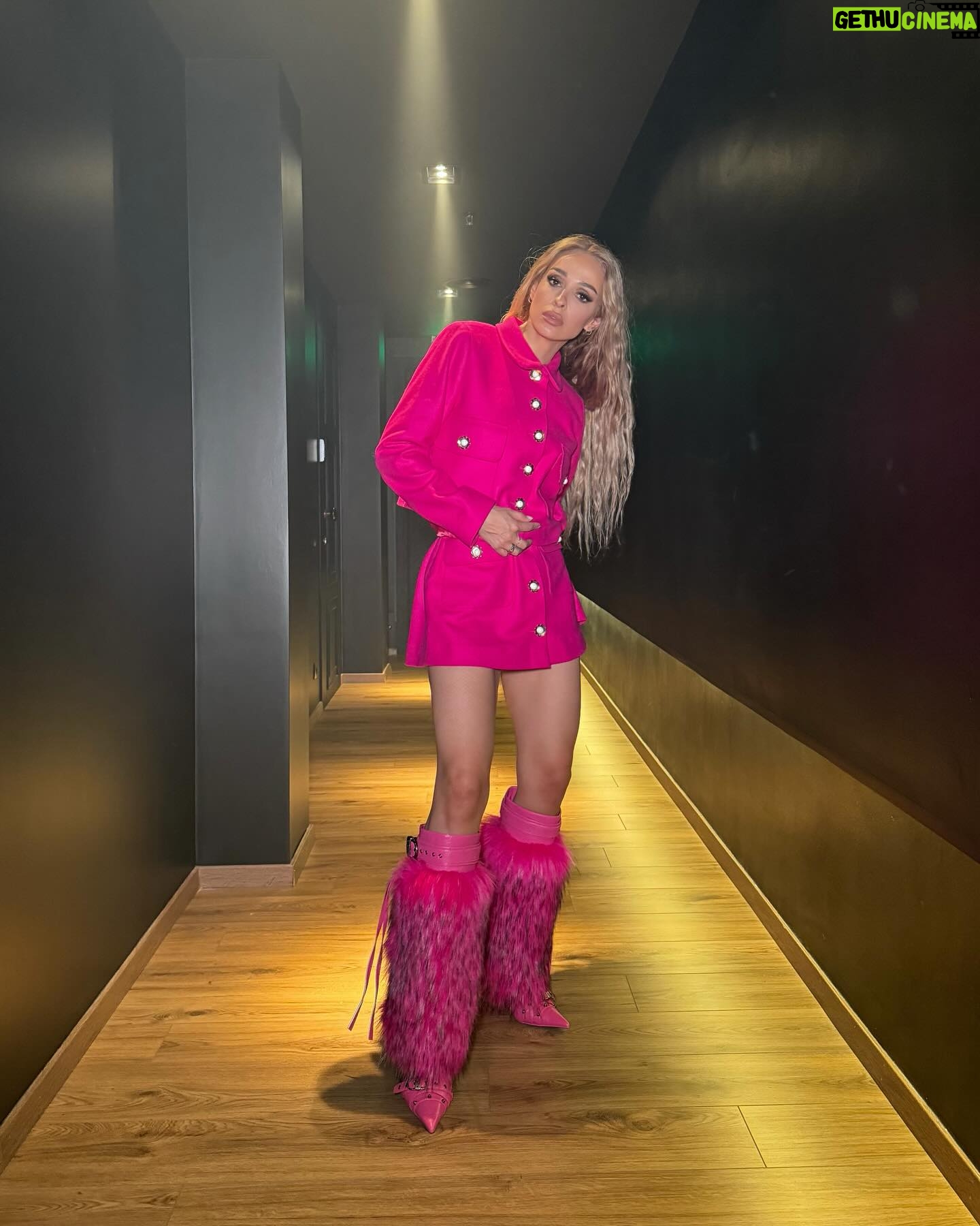 Eleni Foureira Instagram - Wearing total pink at the Apocalypse 😂