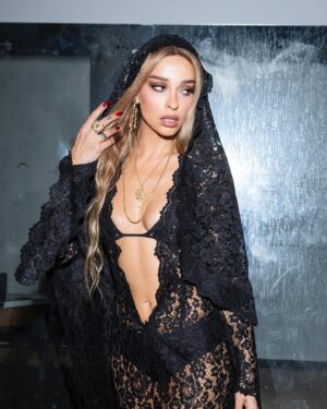 Eleni Foureira Instagram - Sometimes I am a drama queen !

Click by @king_kills_queen 
Styled by @10guli 
Hair by @chrisanthos_smirneos
Make up by @pantelis_toutountzis 
Nail Art by @marina_papadea  @papadeanikoleta
