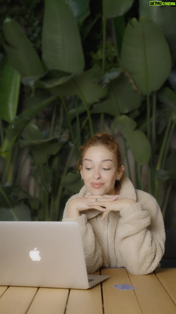 Eleni Foureira Instagram - Online shopping it’s really easy and fun @visagreece #visagr #visagreece #ad