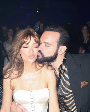 Eleni Foureira Instagram - Εάν με ρωτήσουν από τι φτιάχνεται ένα διαμάντι, τέσσερις λέξεις μου έρχονται στο μυαλό: αγάπη, ευγνωμοσύνη, περηφάνια και πίστη.

Περηφάνια για μία τόσο σπουδαία στιγμή που έκανε στάση στο μουσικό μας ταξίδι!

Ευγνωμοσύνη για όλο τον κόσμο που στηρίζει κάθε βήμα αυτής της διαδρομής!

Πίστη ό ένας στον άλλον χωρίς να την χάνουμε ούτε λεπτό.

Αγάπη για αυτό το κορίτσι @foureira που έγινε η πρώτη γυναίκα καλλιτέχνις από τη χώρα μας με διαμαντένιο digital album!

Συνεχίζουμε δυνατά το μουσικό μας ταξίδι και να θυμάστε μπορεί ότι λάμπει να μην είναι χρυσός αλλά ότι λάμπει στην Panik Records είναι...διαμάντι 💎

#Panikrecords