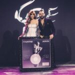 Eleni Foureira Instagram - Δεν έχω λόγια να περιγράψω τη χαρά μου. Νομίζω πως ακόμα τρέμω ή ονειρεύομαι ... Όταν ξεκινούσα πριν χρόνια την πορεία μου, δεν περνούσε καν από το μυαλό μου ότι θα καταφέρω να κατακτήσω έναν διαμαντένιο δίσκο. Αυτό φυσικά δεν θα γινόταν χωρίς εσάς όλους που με αγαπάτε και με στηρίζετε σε όλα μου τα βήματα και σας ευχαριστώ μέσα από τα βάθη της καρδιάς μου. Σας υπόσχομαι πως θα συνεχίσω να δουλεύω σκληρά για να μην σας απογοητεύσω και να καταφέρουμε μαζί να κατακτήσουμε ακόμα περισσότερες επιτυχίες. Και μην ξεχνάτε πως αυτό που ονειρεύεστε ακόμα και εάν δεν το πιστεύετε μπορεί να γίνει πραγματικότητα. Σας αγαπάω πολύ.🩷 ένα μεγάλο ευχαριστώ στον @simsirikisv έναν άνθρωπο που είναι πάντα δίπλα μου διακριτικά με υπομονή και κάνει την πιο σημαντική δουλειά στην καριέρα μου 🙏🏽 ένα τεράστιο ευχάριστω στην @nefelim.th για την Καλλιτεχνική Επιμέλεια αυτού του δίσκου ένα μεγάλο ευχαριστώ στους @panik_entertainment_group @g_arsenakos @liapap και στην αγαπημένη μου @cirocvodka που είναι πάντα δίπλα μου