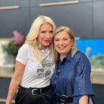 Eleni Menegaki Instagram - Από το Παρίσι… στην κουζίνα της εκπομπής μας! Πρώτη φορά μαγειρέψαμε μαζί με την @dina.nikolaou ! #eleni @megatvcom Μπλουζάκι & παντελόνι #karllagerfeld #atticaofficial