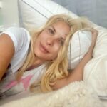 Eleni Menegaki Instagram - Άλλη στην δουλειά … άλλη στο σπίτι ! Καλημέρα ❤️ #eleni