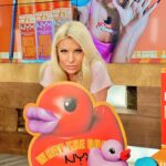 Eleni Menegaki Instagram - Για έξτρα όγκο και πλούσιο χρώμα,νέο DUCK PLUMP Lip Gloss από την NYX PMU! Γράψτε μου στα σχόλια #nyxgreece και 10 τυχερές θα κερδίσετε από:3 duck plump lip glosses & 3 line loud lip liners η κάθε μία! Καλή επιτυχία! #eleni