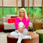 Eleni Menegaki Instagram - Powerful pink! #eleni @megatvcom Ζακέτα #AmericanVintage #atticaofficial Παντελόνι #accessfashiongr #elenioutfit #cozyoutfit #casualstyle