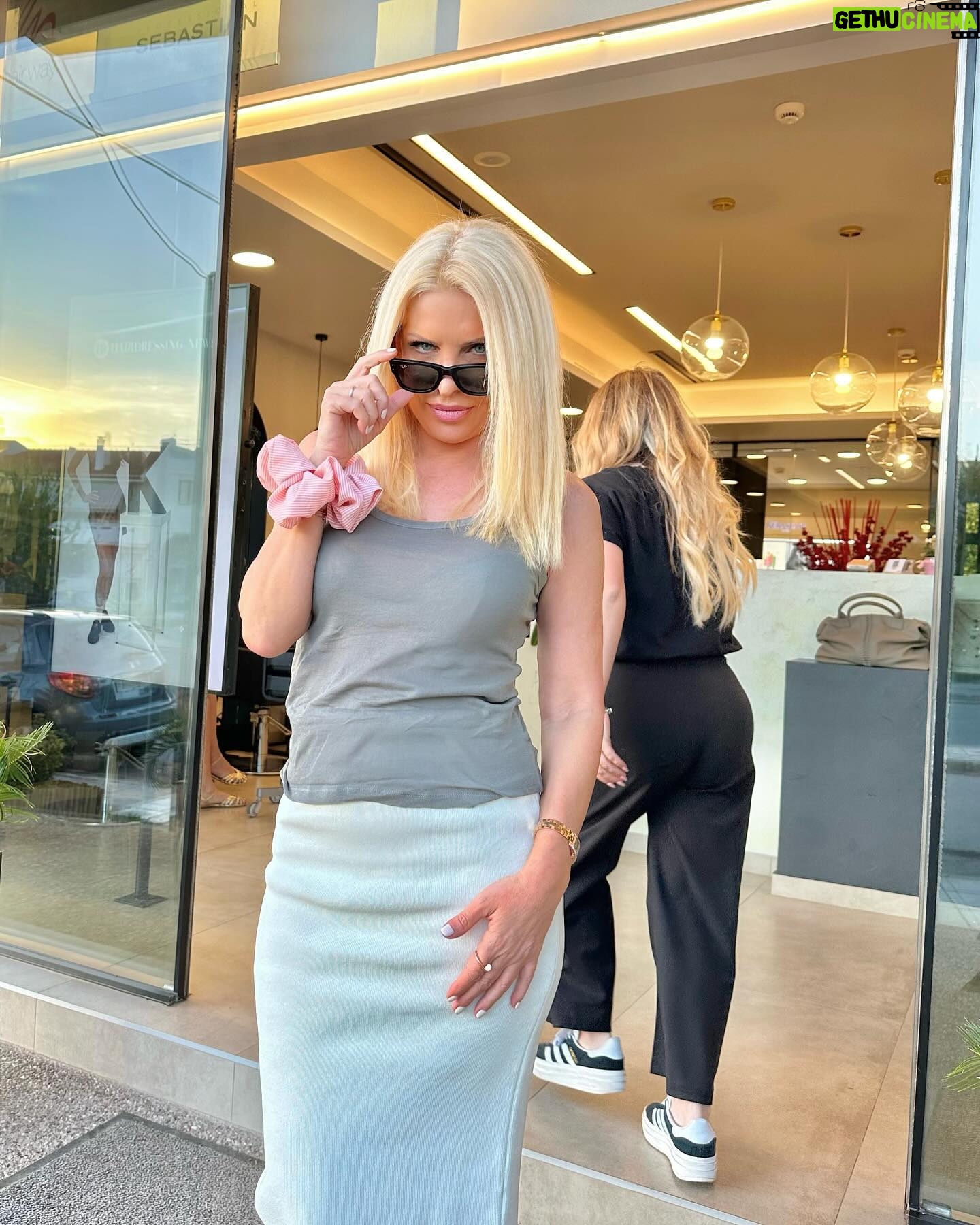 Eleni Menegaki Instagram - Ποσό ωραία είναι τα μαλλια όταν είναι φρεσκοβαμμένα ! #eleni @katerina_louvari