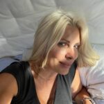 Eleni Menegaki Instagram - … είναι η ώρα που λες να σηκωθώ η να μείνω λίγο ακόμα στο κρεββάτι ? ( σκέψεις που έγιναν πριν δυο ώρες ) #eleni