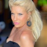 Eleni Menegaki Instagram - The little black dress! #eleni Φόρεμα #motivigreece Σκουλαρίκια #accessfashiongr #elenioutfit #blackdress #outfitstyle #MegaTv