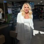 Eleni Menegaki Instagram - Έτσι και πετύχω ωραίο φως θα την βγάλω την φωτογραφία μου κι ας είμαι ( όπως εδώ ) στο φαρμακειο ! #eleni
