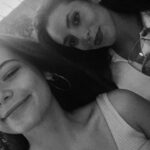 Eleonora Gaggero Instagram – sei stata l’unica ragazza che mi ha accolta e voluta bene per quello che ero, senza mai giudicarmi nemmeno un volta. Se avevo fatto una cavolata mi abbracciavi davanti ad uno spritz e mi dicevi che sarebbe andato tutto bene. Ne abbiamo combinate tante insieme, venivi a scuola con i tuoi tacchi a spillo e la tua pochette con dentro un foglio di carta ed una penna, perché tanto di francese non ci abbiamo mai capito nulla. Non ti sarò mai grata abbastanza per tutto quello che hai fatto per me, mi piange il cuore il pensiero che io non sia riuscita a fare altrettanto. Mi hai dato un posto dove dormire quando ne avevo bisogno e una spalla su cui piangere. Ti prometto che non ti dimenticherò mai. Ciao piccola Giada