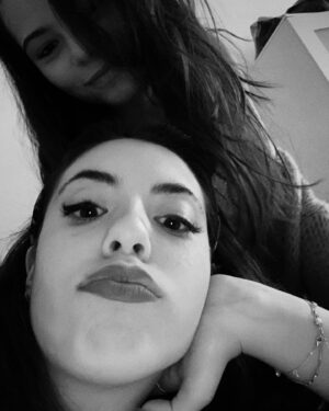 Eleonora Gaggero Instagram - sei stata l’unica ragazza che mi ha accolta e voluta bene per quello che ero, senza mai giudicarmi nemmeno un volta. Se avevo fatto una cavolata mi abbracciavi davanti ad uno spritz e mi dicevi che sarebbe andato tutto bene. Ne abbiamo combinate tante insieme, venivi a scuola con i tuoi tacchi a spillo e la tua pochette con dentro un foglio di carta ed una penna, perché tanto di francese non ci abbiamo mai capito nulla. Non ti sarò mai grata abbastanza per tutto quello che hai fatto per me, mi piange il cuore il pensiero che io non sia riuscita a fare altrettanto. Mi hai dato un posto dove dormire quando ne avevo bisogno e una spalla su cui piangere. Ti prometto che non ti dimenticherò mai. Ciao piccola Giada