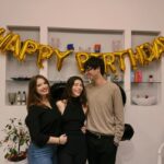 Eleonora Gaggero Instagram – Ieri non ho festeggiato solo 22 anni, ma anche 10 anni dal mio primo film “Fratelli Unici”. 10 anni che ho messo per la prima volta piede su un set cinematografico innamorandomene per sempre. È incredibile come il tempo vola in un soffio. Non sarò mai abbastanza grata a tutte le persone che in questi 10 anni mi hanno seguita sui social dandomi sempre sostegno e amore, venendo ai miei firma copie e leggendo i miei libri. Vi sarò grata per tutta la vita. In queste foto sono presenti tutte le persone che mi conoscono da prima che iniziassi il percorso nel mondo dello spettacolo e sono le uniche che non hanno mai abbandonato il mio fianco, sostenendomi sempre. Sono la persona più fortunata del mondo perché oltre che fare il lavoro dei miei sogni ho la fortuna immensa di avere genitori che mi amano alla follia, una sorella che è la mia migliore amica e tutti i 4 nonni. Sono circondata d’amore e spero di poterlo dare agli altri a mia volta. Grazie. 🙏🏻