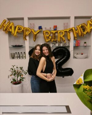 Eleonora Gaggero Instagram - Ieri non ho festeggiato solo 22 anni, ma anche 10 anni dal mio primo film “Fratelli Unici”. 10 anni che ho messo per la prima volta piede su un set cinematografico innamorandomene per sempre. È incredibile come il tempo vola in un soffio. Non sarò mai abbastanza grata a tutte le persone che in questi 10 anni mi hanno seguita sui social dandomi sempre sostegno e amore, venendo ai miei firma copie e leggendo i miei libri. Vi sarò grata per tutta la vita. In queste foto sono presenti tutte le persone che mi conoscono da prima che iniziassi il percorso nel mondo dello spettacolo e sono le uniche che non hanno mai abbandonato il mio fianco, sostenendomi sempre. Sono la persona più fortunata del mondo perché oltre che fare il lavoro dei miei sogni ho la fortuna immensa di avere genitori che mi amano alla follia, una sorella che è la mia migliore amica e tutti i 4 nonni. Sono circondata d’amore e spero di poterlo dare agli altri a mia volta. Grazie. 🙏🏻