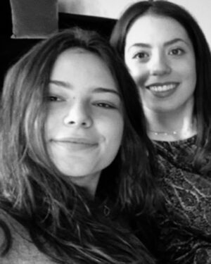 Eleonora Gaggero Instagram - sei stata l’unica ragazza che mi ha accolta e voluta bene per quello che ero, senza mai giudicarmi nemmeno un volta. Se avevo fatto una cavolata mi abbracciavi davanti ad uno spritz e mi dicevi che sarebbe andato tutto bene. Ne abbiamo combinate tante insieme, venivi a scuola con i tuoi tacchi a spillo e la tua pochette con dentro un foglio di carta ed una penna, perché tanto di francese non ci abbiamo mai capito nulla. Non ti sarò mai grata abbastanza per tutto quello che hai fatto per me, mi piange il cuore il pensiero che io non sia riuscita a fare altrettanto. Mi hai dato un posto dove dormire quando ne avevo bisogno e una spalla su cui piangere. Ti prometto che non ti dimenticherò mai. Ciao piccola Giada