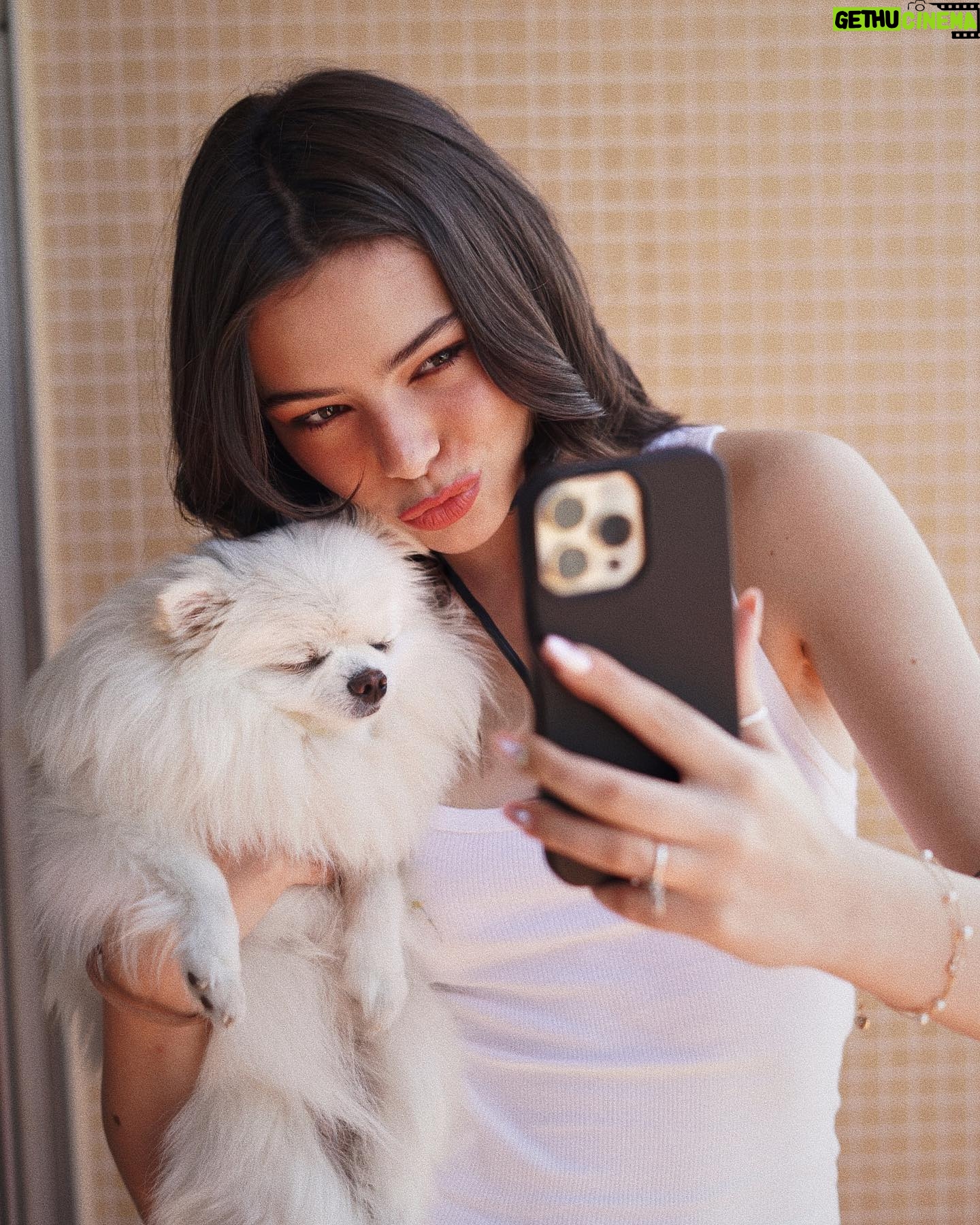 Eleonora Gaggero Instagram - Una delle cose che amo di più di queste cover è il poterle avere sempre a portata di mano mettendo il laccetto al collo🥹 ✨Bond Case @caseandme_ #caseandme #beYOUtiful #adv