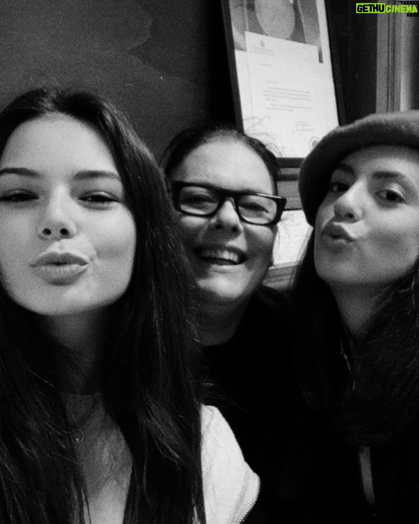 Eleonora Gaggero - 24.3K Likes - sei stata l’unica ragazza che mi ha accolta e voluta bene per quello che ero, senza mai giudicarmi nemmeno un volta. Se avevo fatto una cavolata mi abbracciavi davanti ad uno spritz e mi dicevi che sarebbe andato tutto bene. Ne abbiamo combinate tante insieme, venivi a scuola con i tuoi tacchi a spillo e la tua pochette con dentro un foglio di carta ed una penna, perché tanto di francese non ci abbiamo mai capito nulla. Non ti sarò mai grata abbastanza per tutto quello che hai fatto per me, mi piange il cuore il pensiero che io non sia riuscita a fare altrettanto. Mi hai dato un posto dove dormire quando ne avevo bisogno e una spalla su cui piangere. Ti prometto che non ti dimenticherò mai. Ciao piccola Giada