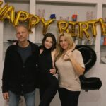 Eleonora Gaggero Instagram – Ieri non ho festeggiato solo 22 anni, ma anche 10 anni dal mio primo film “Fratelli Unici”. 10 anni che ho messo per la prima volta piede su un set cinematografico innamorandomene per sempre. È incredibile come il tempo vola in un soffio. Non sarò mai abbastanza grata a tutte le persone che in questi 10 anni mi hanno seguita sui social dandomi sempre sostegno e amore, venendo ai miei firma copie e leggendo i miei libri. Vi sarò grata per tutta la vita. In queste foto sono presenti tutte le persone che mi conoscono da prima che iniziassi il percorso nel mondo dello spettacolo e sono le uniche che non hanno mai abbandonato il mio fianco, sostenendomi sempre. Sono la persona più fortunata del mondo perché oltre che fare il lavoro dei miei sogni ho la fortuna immensa di avere genitori che mi amano alla follia, una sorella che è la mia migliore amica e tutti i 4 nonni. Sono circondata d’amore e spero di poterlo dare agli altri a mia volta. Grazie. 🙏🏻